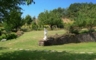 Villa L'Arco: Statue, lawn
